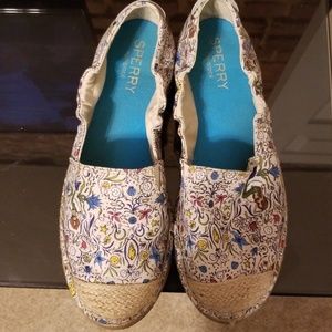 Super cute Sperry patterned slip on shoes